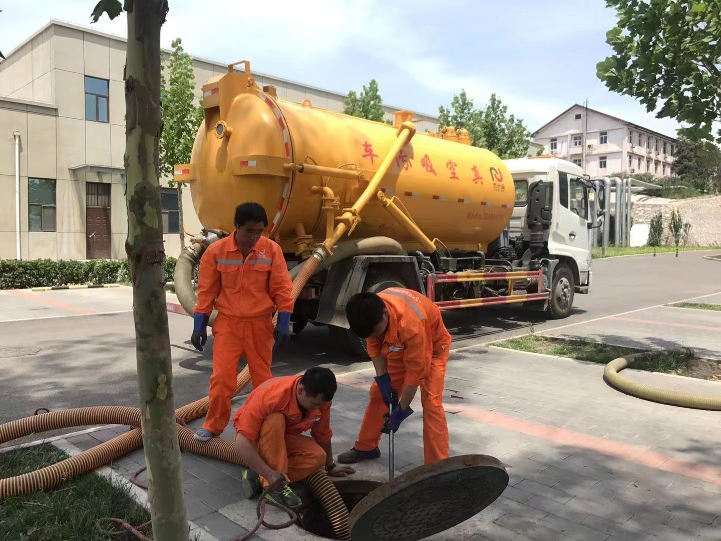 陈巴尔虎化粪池清理与5-8吨吸粪车施工效率分析